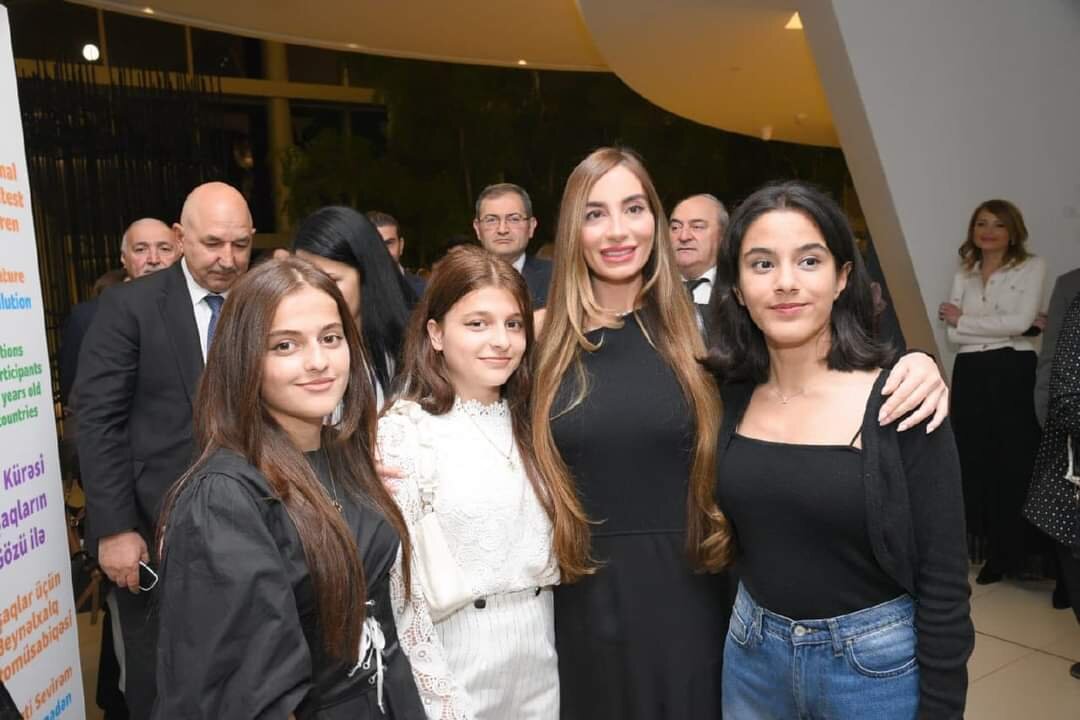 Leyla və Arzu Əliyevalar "Yer kürəsi uşaqların gözü ilə" adlı fotosərgisindəi