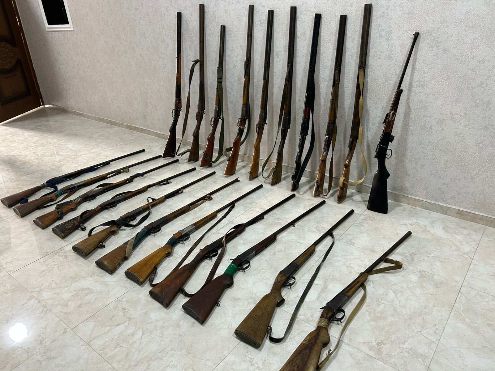 Sabirabadda qanunsuz saxlanılan silahlar polisə təhvil verilib