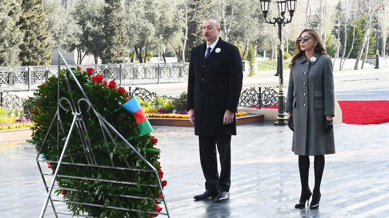 İlham Əliyev və Mehriban Əliyeva Xocalı soyqırımı abidəsini ziyarət etdi -FOTOLAR