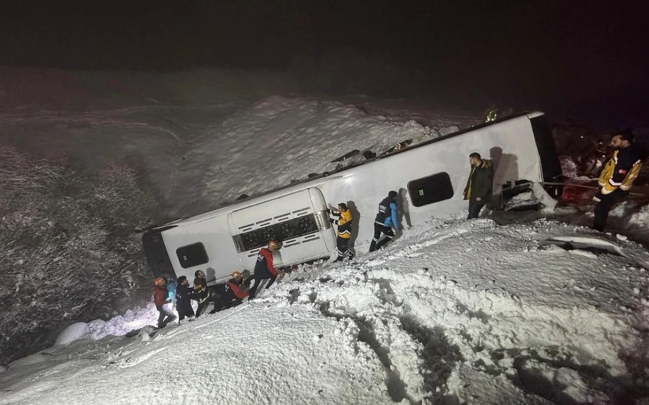 Türkiyədə turist avtobusu aşdı - Yaralananlar var
