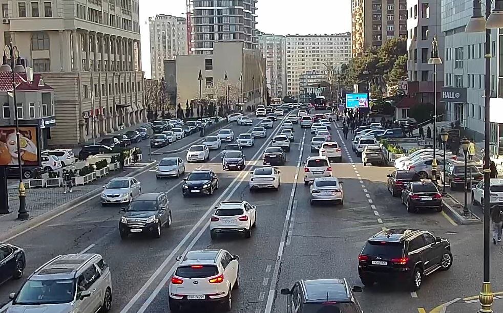 Bakı  ilk iş gününə tıxacla başladı