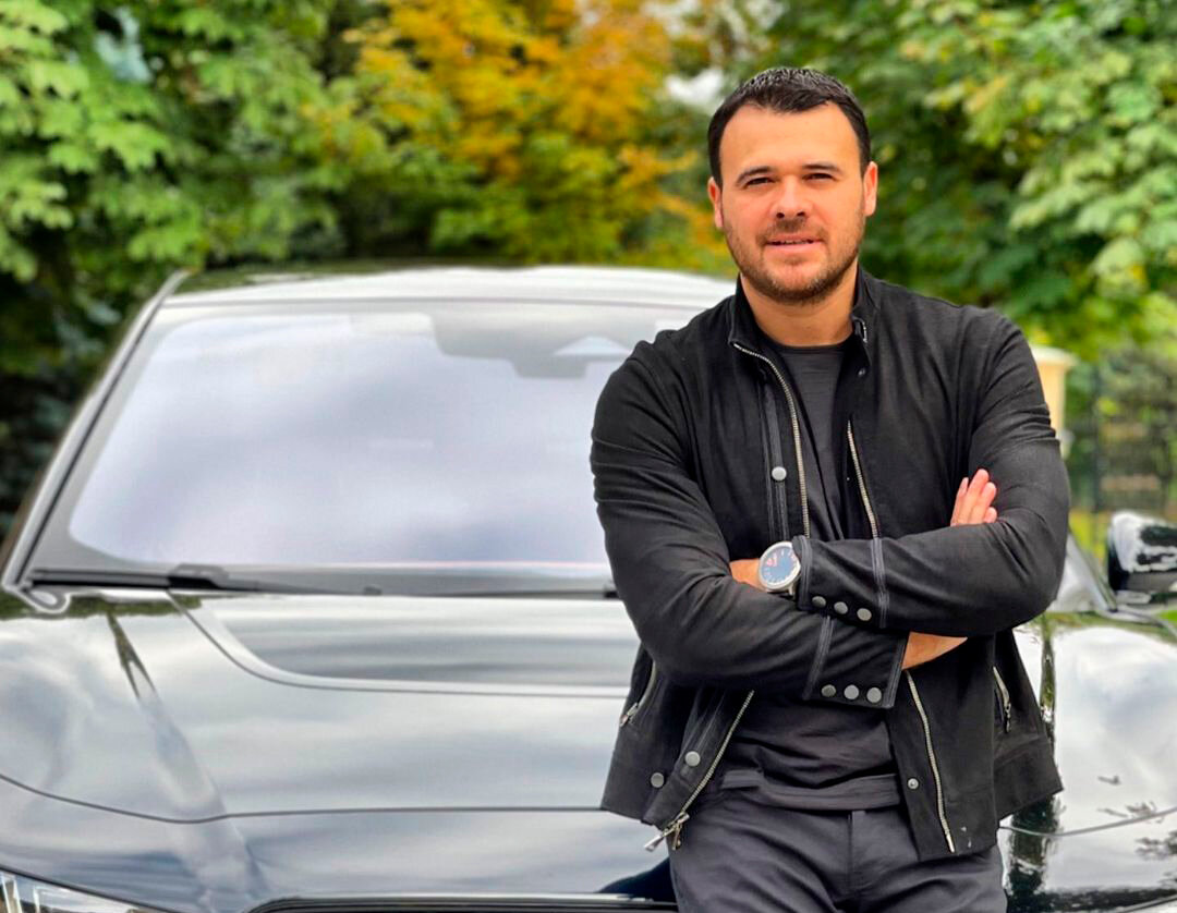 Emin Ağalarova maşın hədiyyə etdilər
