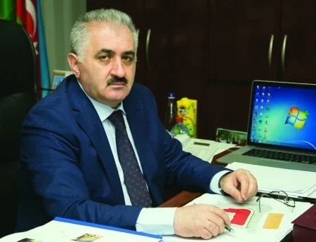 253 min manata avtomobil alan məmur kimdir?