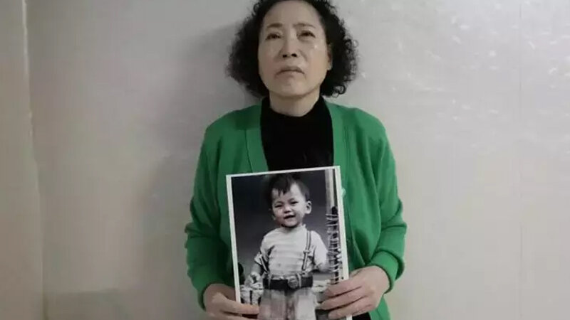 Cənubi koreyalı ana hökumətlə üz-üzə: Oğlu 50 il əvvəl itib, axtarmaqdan vaz keçmir