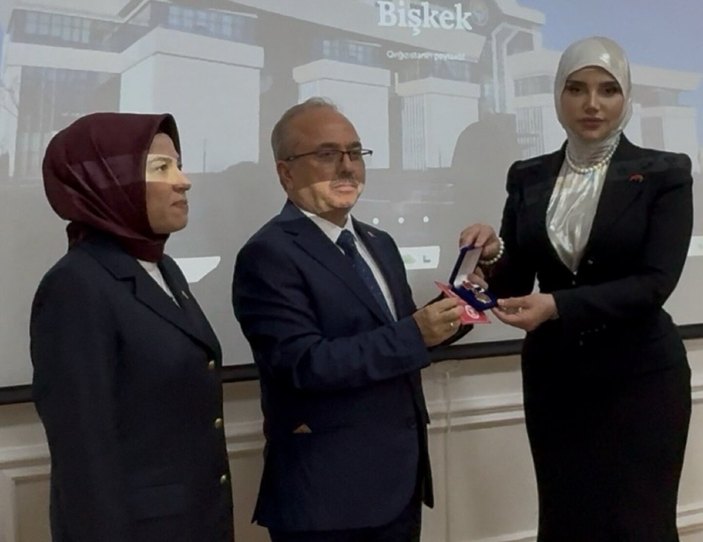 Xuraman Muradova “TÜRK XALQLARININ BİRLİYİ“  medalı ilə təltif olundu