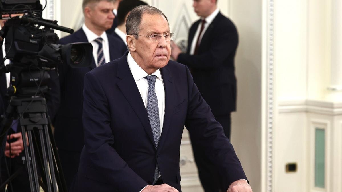 Qərb Ukraynanı yenidən silahlandırmaq üçün atəşkəs təklif edir - Lavrov