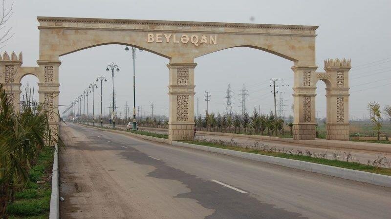 Beyləqanda maşın rayonun giriş qapısına çırpıldı