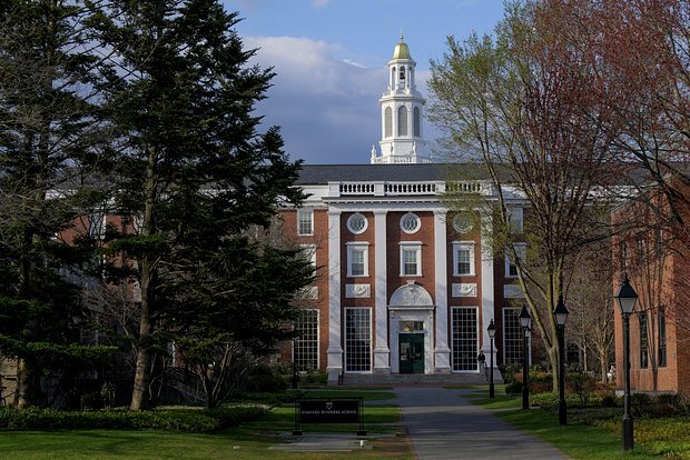 Harvard xarici tələbələri qəbul etməyi qadağan etdi