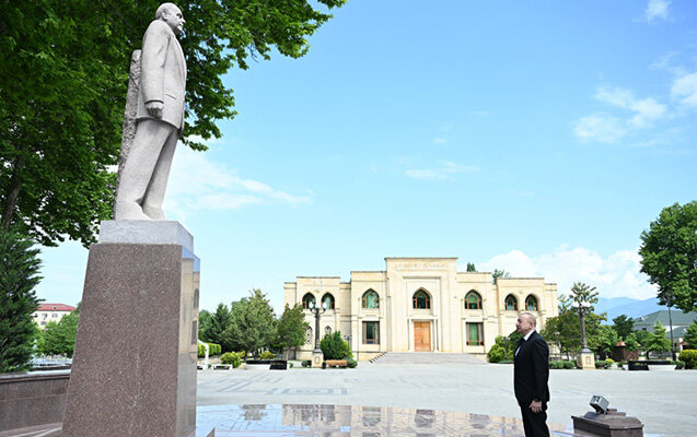 İlham Əliyev Heydər Əliyevin İsmayıllıdakı abidəsini ziyarət etdi