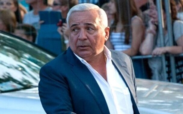 İsgəndər Xəlilovdan xəbər var: Rusiya kanallarının hədəfə aldığı iş adamı ailəsi ilə bu ölkədədir