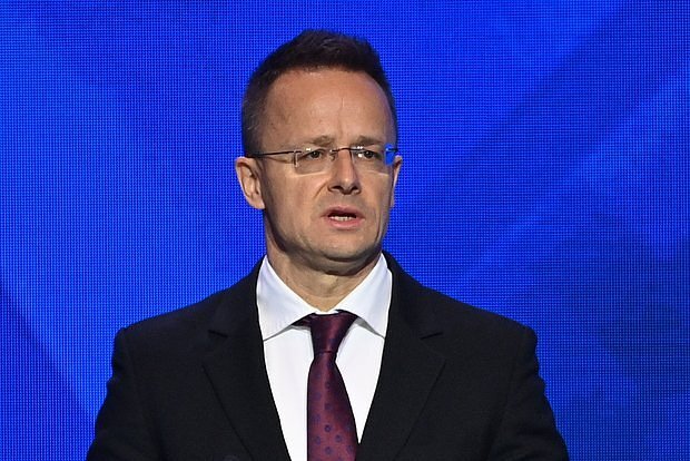 Szijarto Macarıstanın Ukraynaya silah tədarükü ilə bağlı mövqeyini açıqlayır