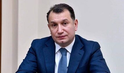 Sahib Məmmədovun müşaviri və yaxın qohumu xaricə hansı vəsaitlə gedir?