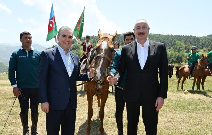 Berdiməhəmmədov  Əliyevə “Axaltəkə” atı HƏDİYYƏ ETDİ