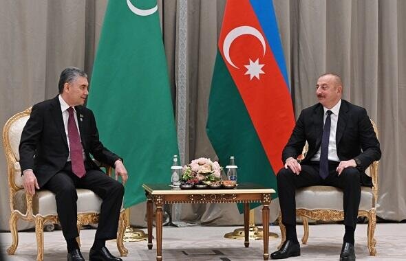 İlham Əliyevin Berdiməhəmmədovla geniş tərkibdə görüşü başladı