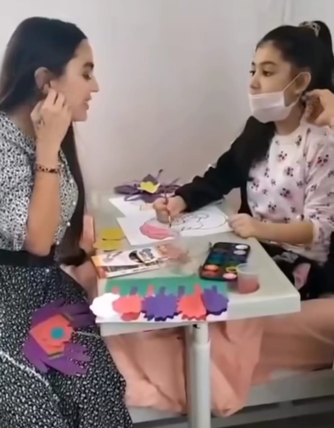 Leyla Əliyeva sırğasını uşağa hədiyyə etdi-VİDEO