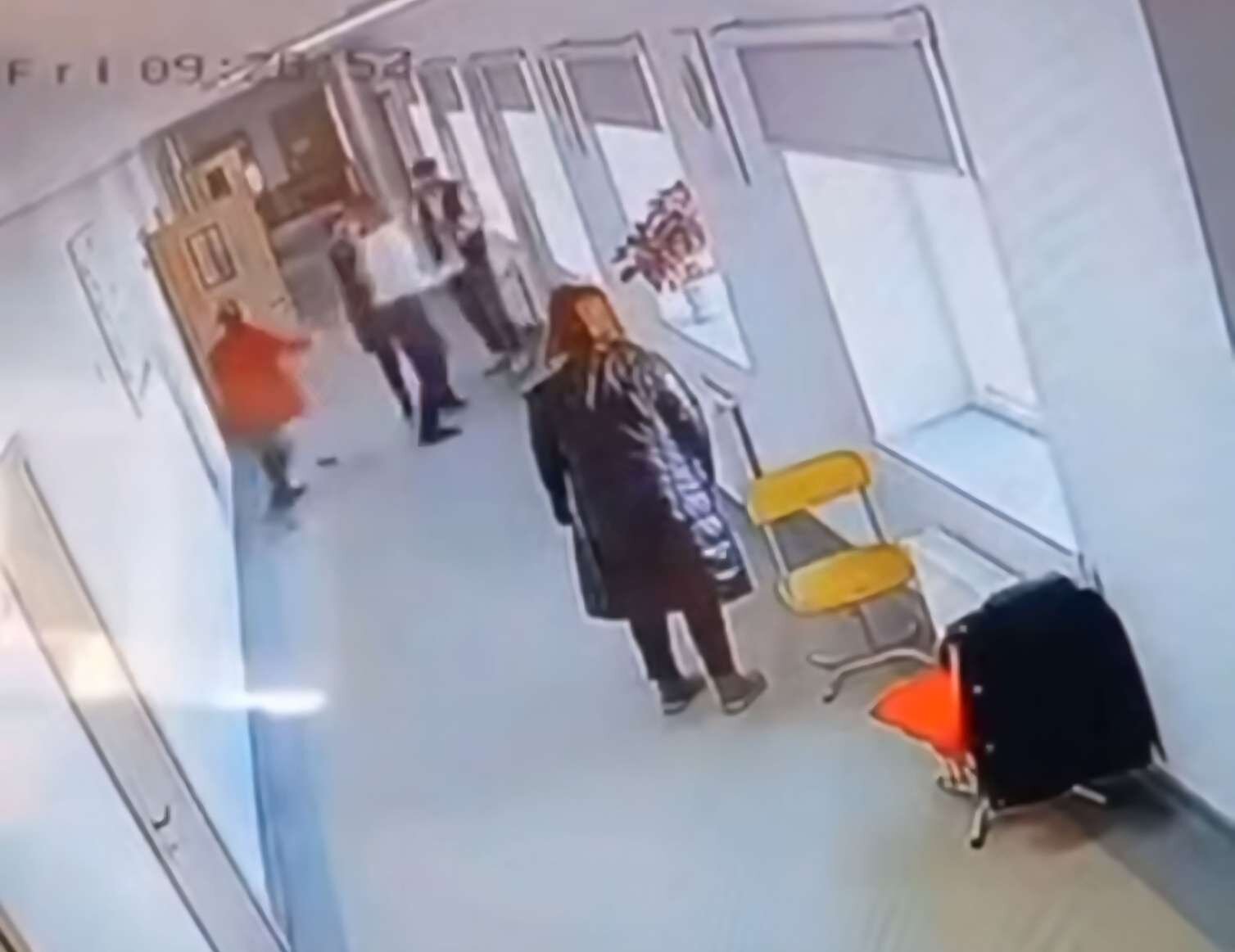 Şagird və xadiməni döyən direktor müavini işdən çıxarıldı