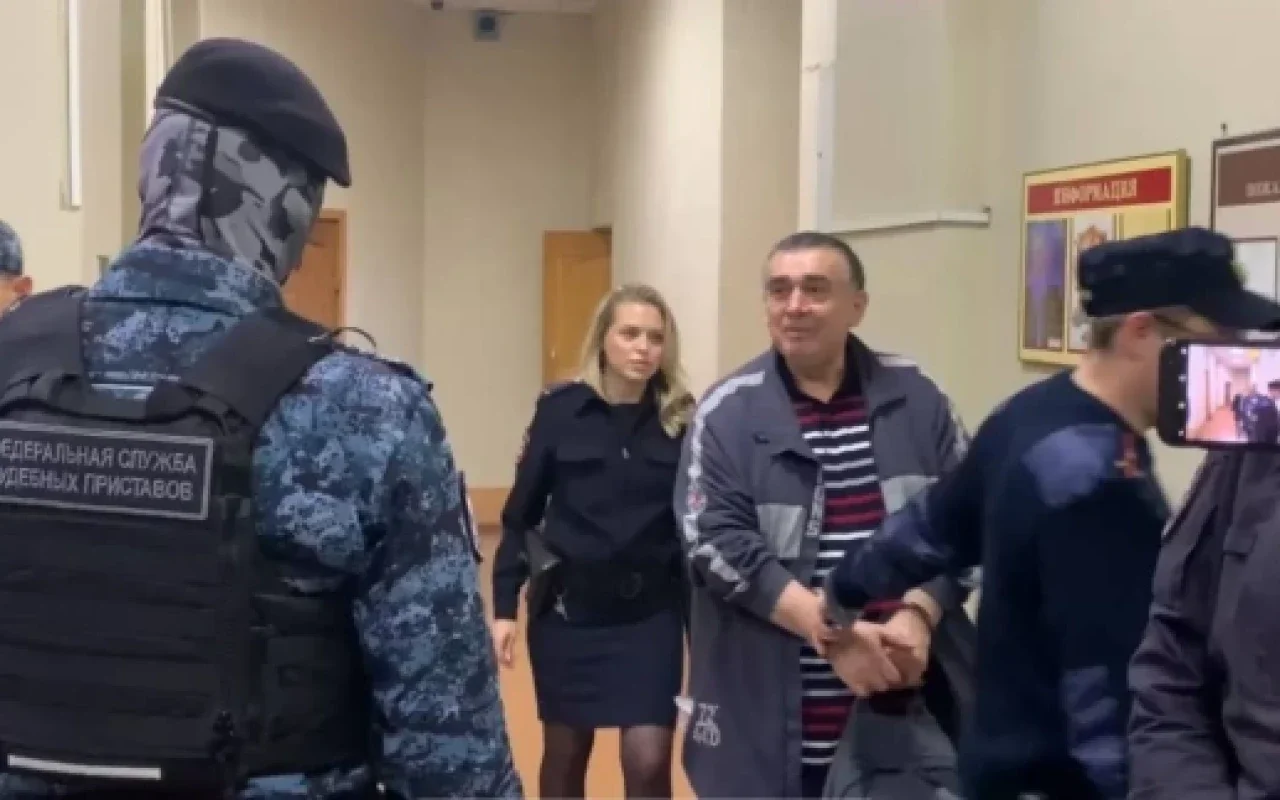 Təkadamlıq kameraya sığmayan Şahin Şıxlinski tanınmaz halda