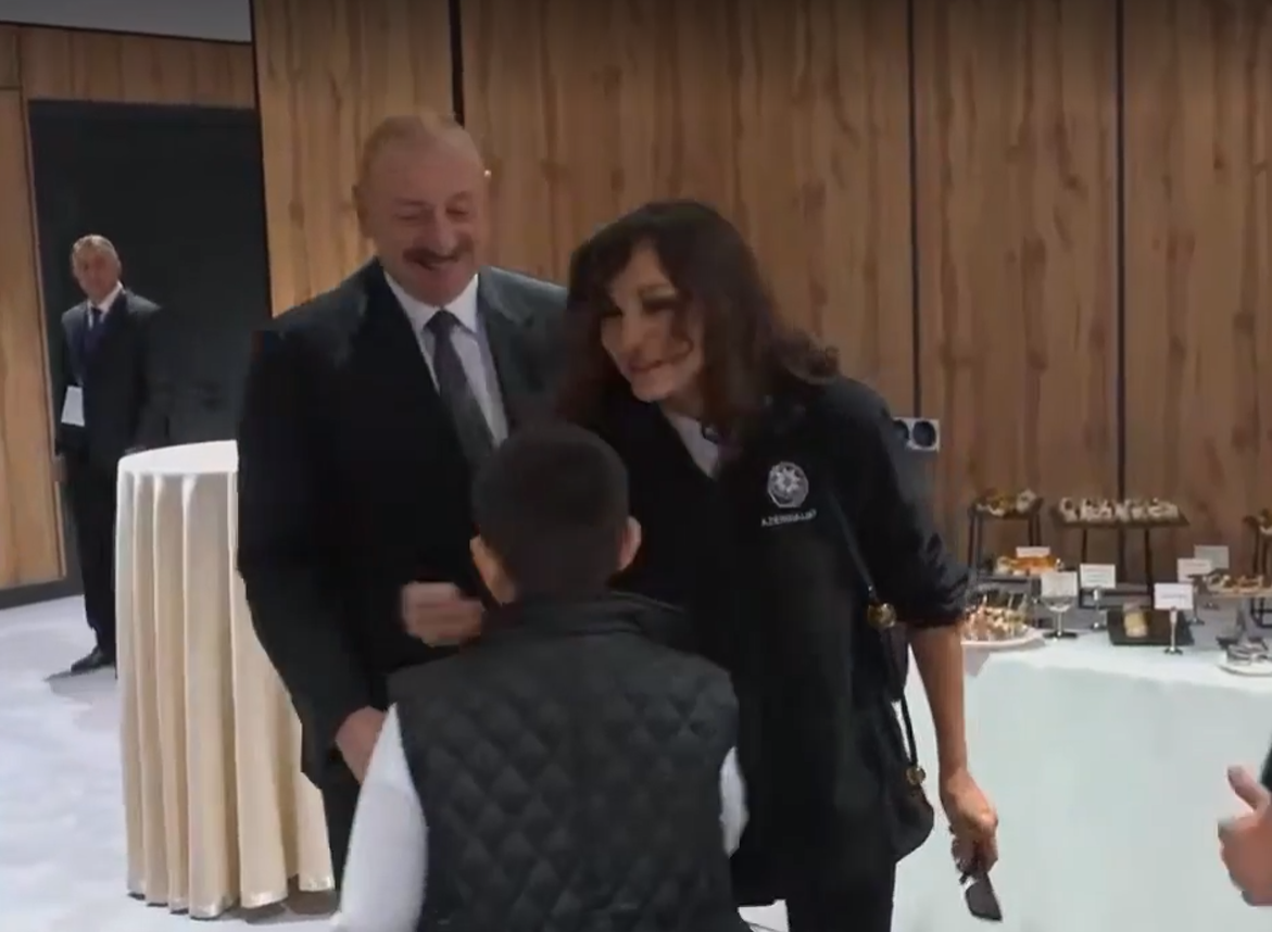 İlham Əliyev və xanımı Gəncədə şəhid övladları ilə görüşdülər - VİDEO