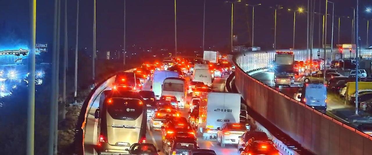 Dairəvi yolda qəza oldu - Sıxlıq var