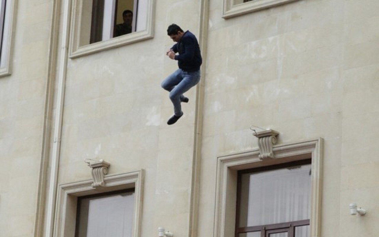 Özünü xəstəxananın ikinci mərtəbəsindən atan şəxslə bağlı RƏSMİ AÇIQLAMA