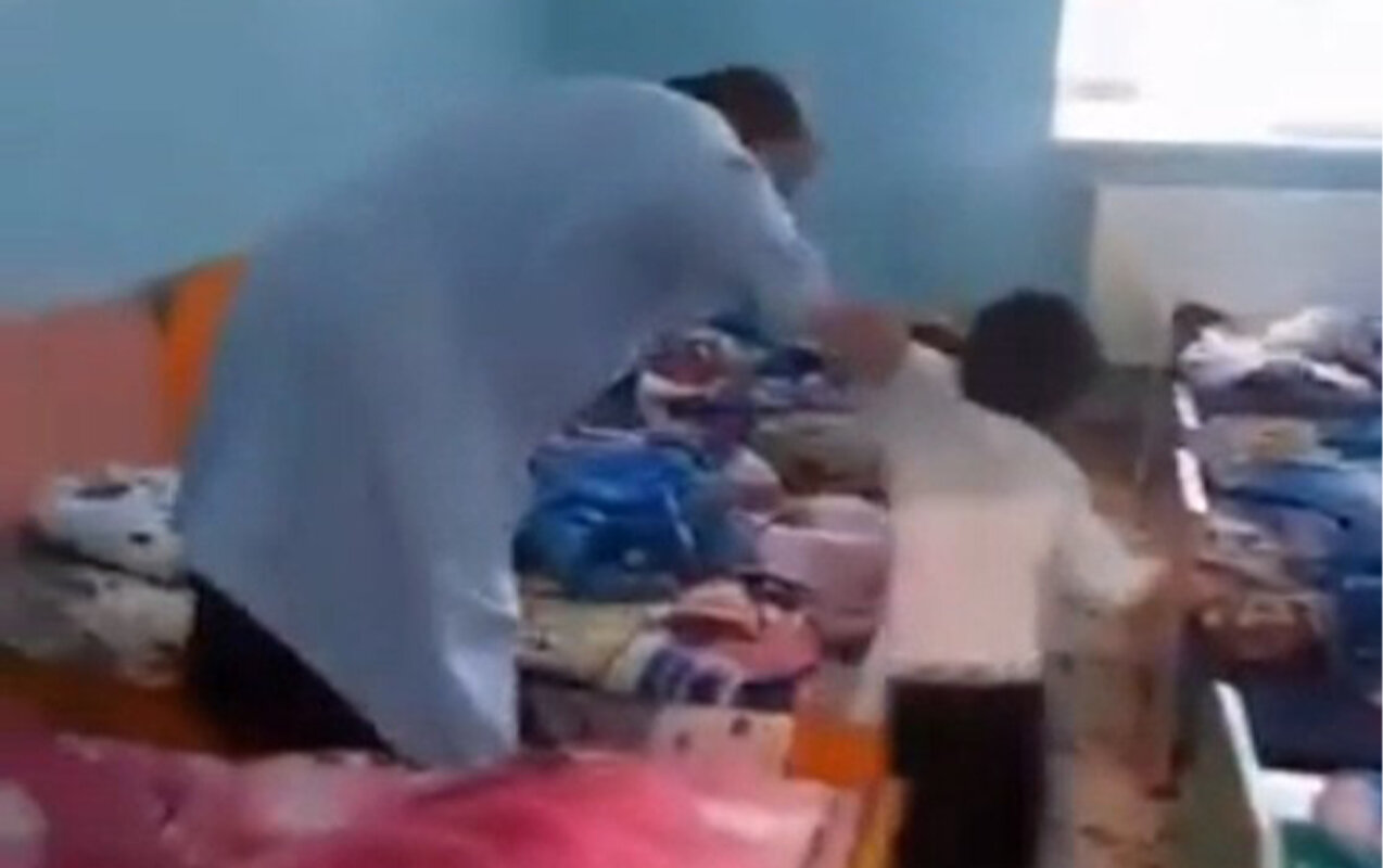 Bağçada azyaşlıya şiddət göstərildi - Video