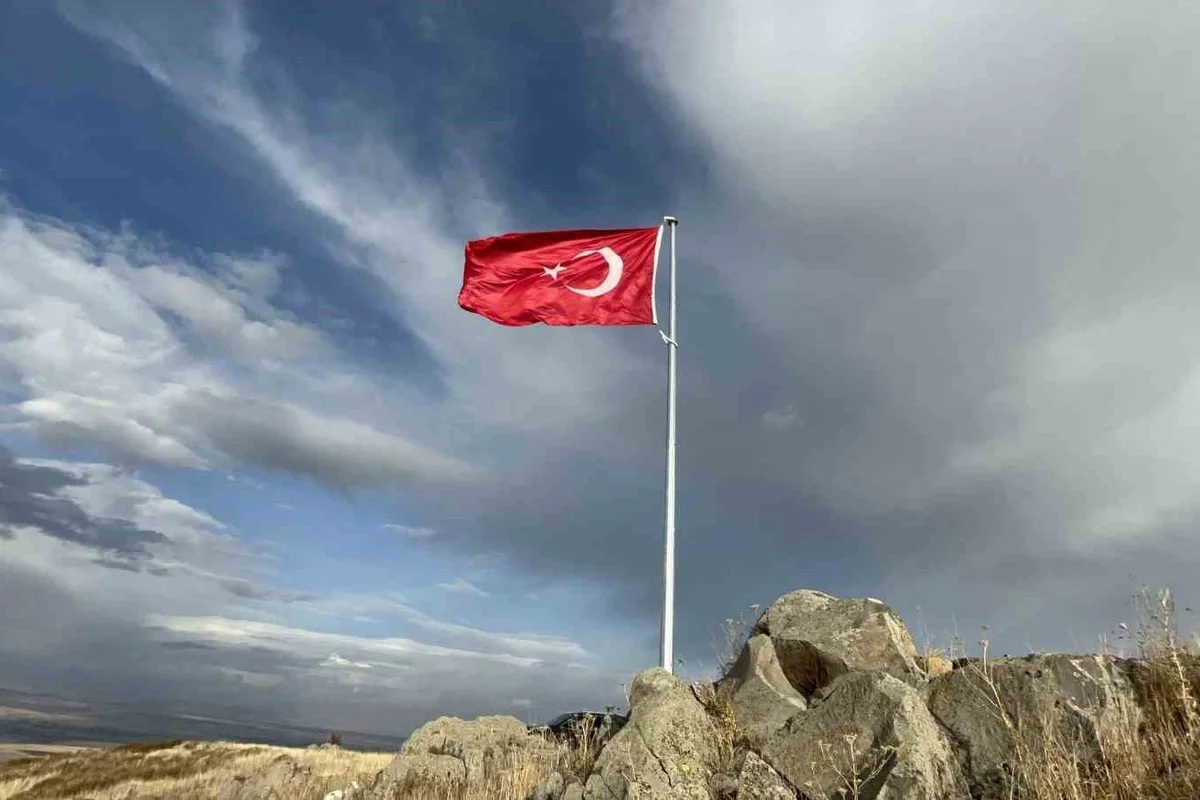 Qars sakinlərinin 20 illik arzusu gerçəkləşdi: Ermənistanla sərhəddə Türkiyə bayrağı sancıldı