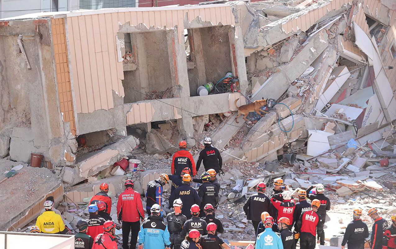 Türkiyədə uçan binanın altından bacı-qardaşın cəsədi tapıldı - Video - Yenilənib