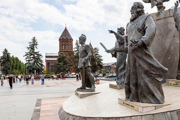 Gümrü şəhərinin meri Qukasyan Rusiya ilə müttəfiqlik barədə söylədiyi fikirlərə görə ittiham olunub