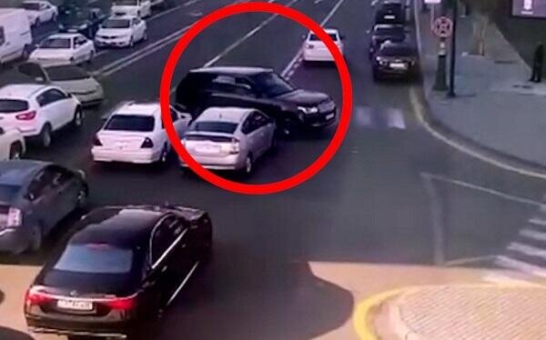 "Lənd Rover" parklanmış 3 maşını aşırdı