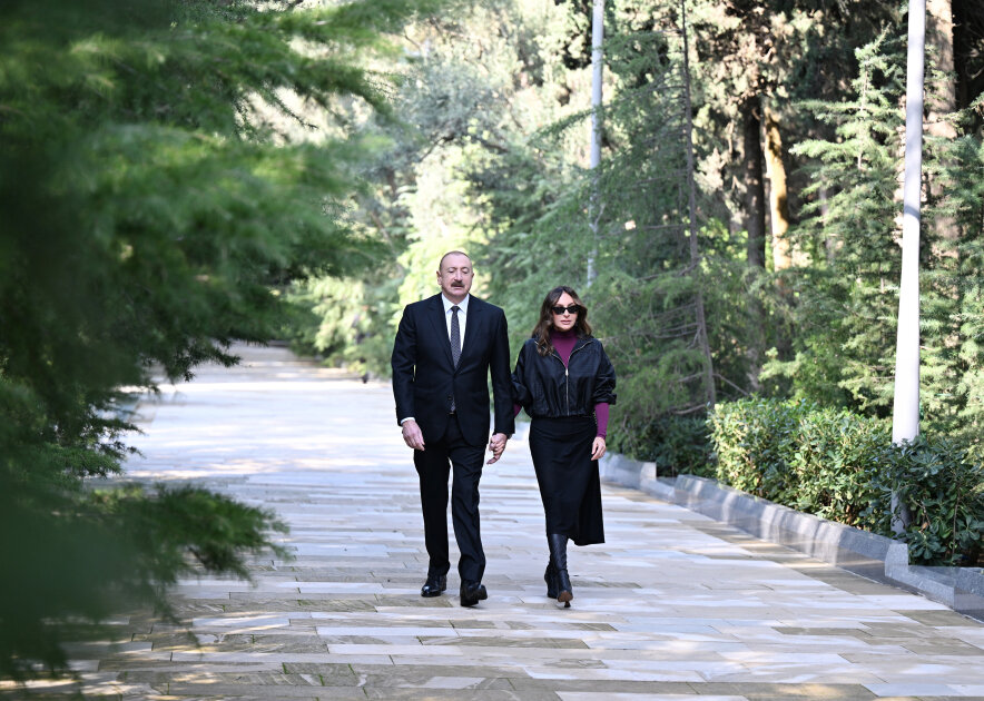 Prezident və birinci xanım Ulu Öndərin məzarını ziyarət etdilər