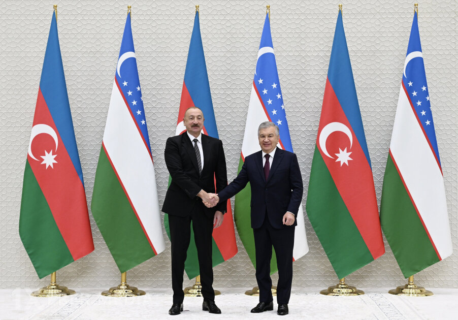 İlham Əliyev Mirziyayevlə görüşdü 