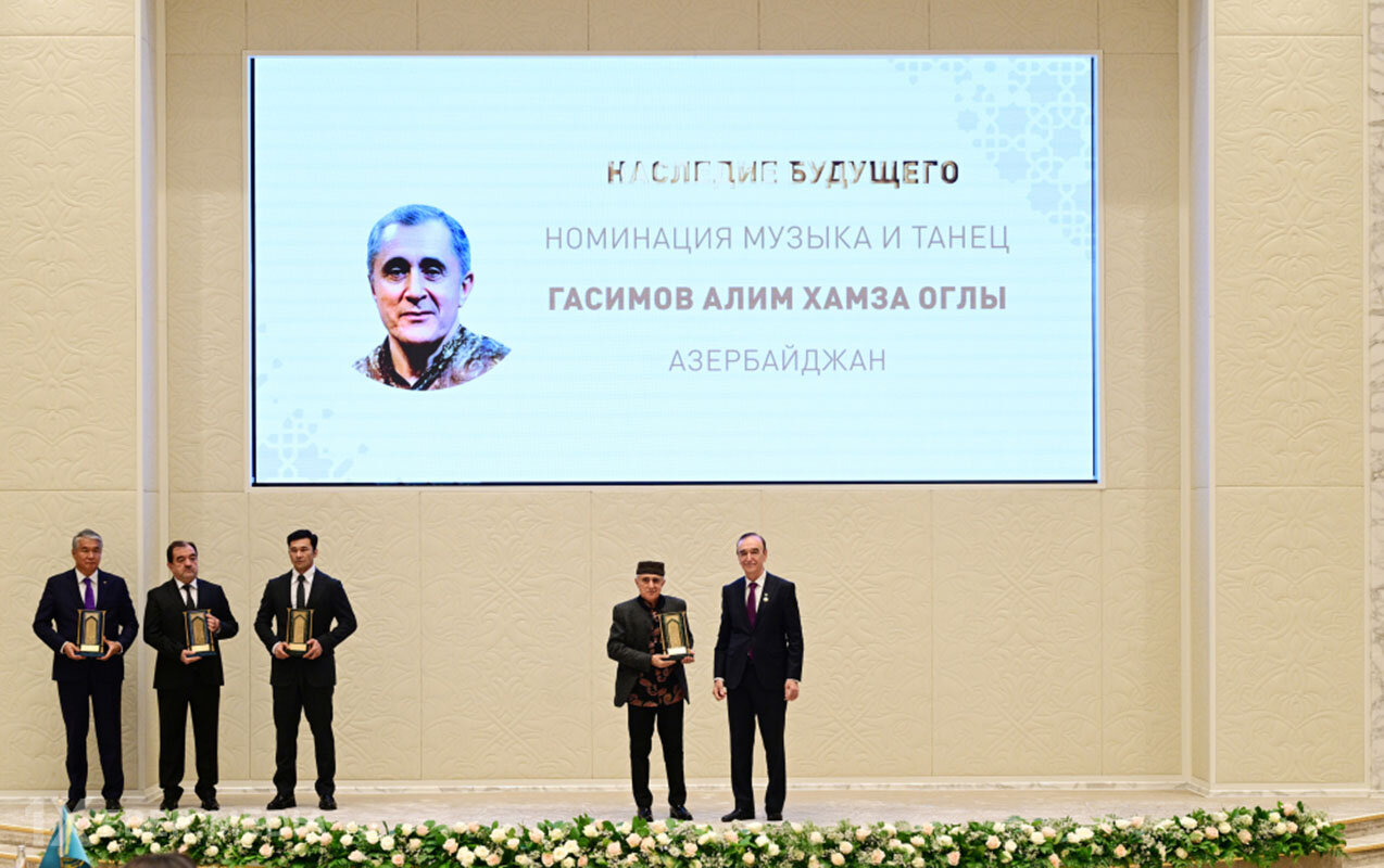 Alim Qasımov Daşkənddə mükafatlandırıldı