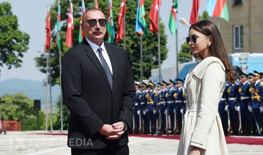 Spiker Prezidentlə xanımını YAP-ın 33 illiyi münasibətilə təbrik etdi