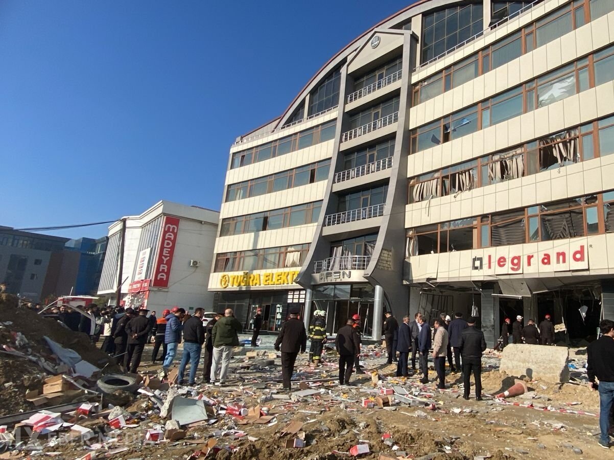 “Yeni salınan yola görə binaya yeraltı qaz sızıb” - Plaza sahibi
