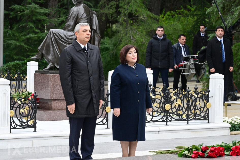 Dövlət və hökumət rəsmiləri Fəxri xiyabanı ziyarət etdi