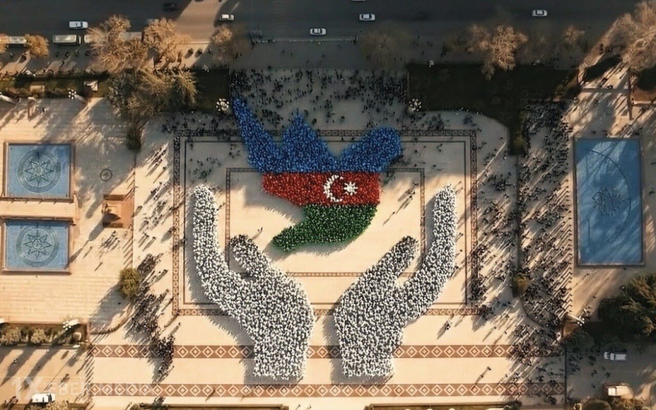 İlham Əliyevin doğum günü münasibətilə fleş-mob keçirildi - FOTOLAR