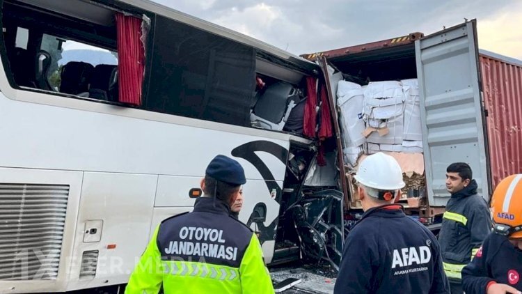Avtobus TİR-la toqquşdu