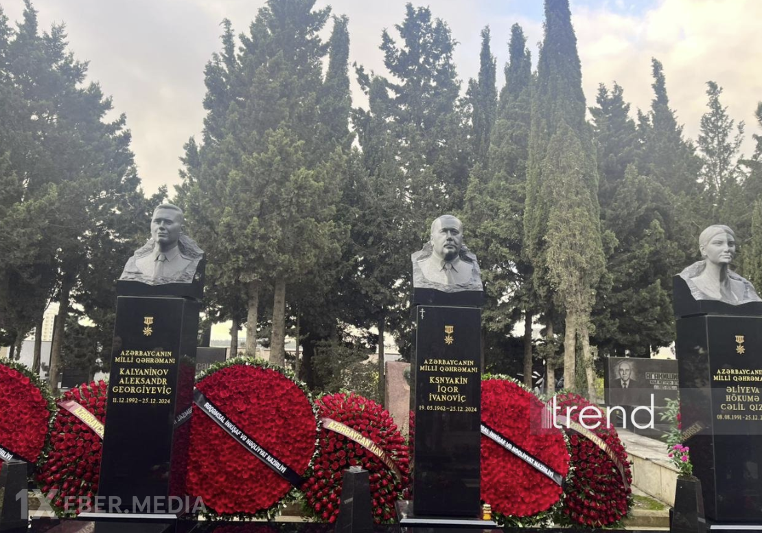 Həlak olan ekipaj üzvlərinin məzarları ziyarət edild