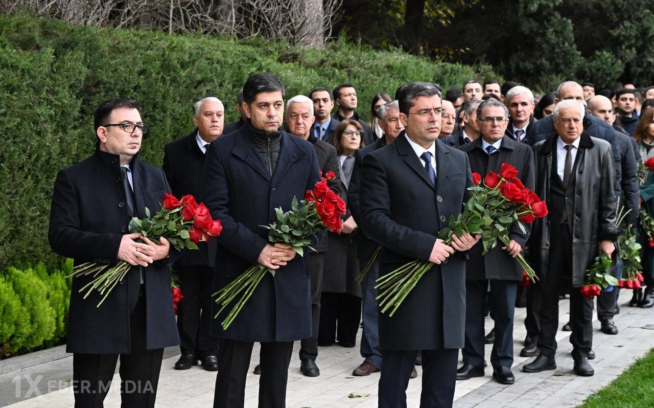 Medianın İnkişafı Agentliyi, Audiovizual Şura və AZƏRTAC-ın nümayəndələri Heydər Əliyevin məzarını ziyarət ediblər