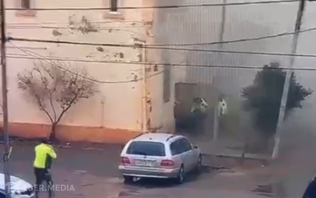Yol polisi yanğında çarəsiz qalan qadını xilas etdi - Video