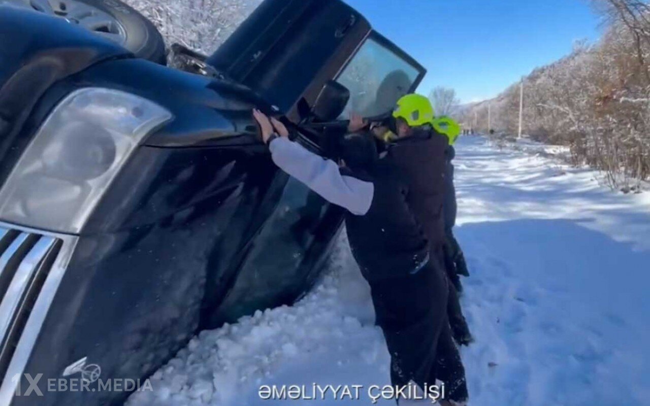 Buz bağlayan yolda avtomobil aşdı - VİDEO