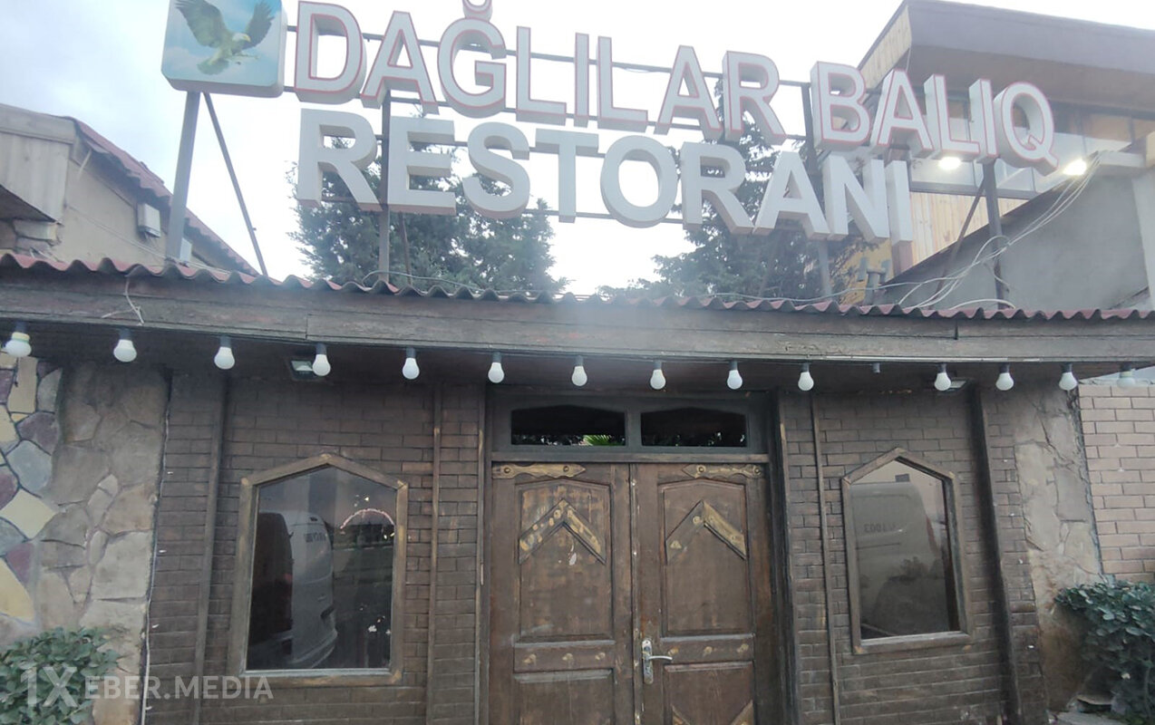 Bu restoranda qida məhsulları döşəmənin üzərində saxlanılırmış...