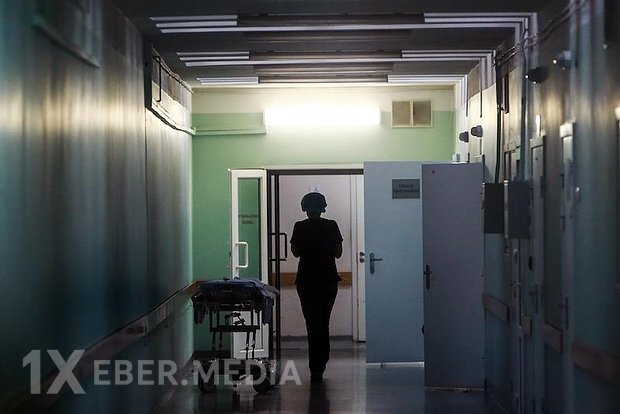 Rus qadın klinikada bir neçə saat növbədə gözlədikdən sonra reanimasiyaya aparılıb