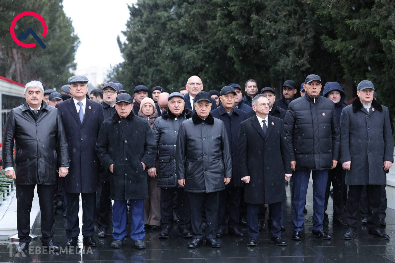 Rəsmilər Şəhidlər xiyabanında