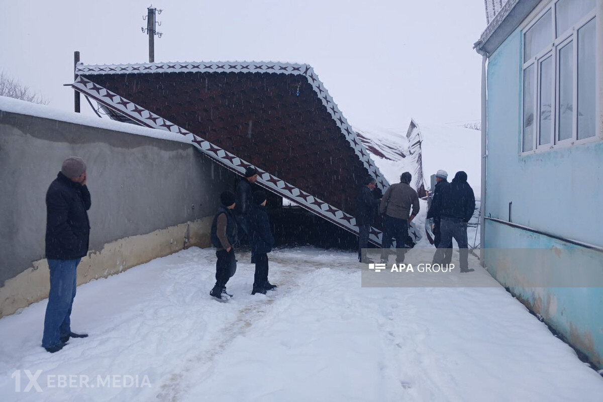 Güclü qar yağdı,  evin talvarı çökdü, avtomobillər əzildi