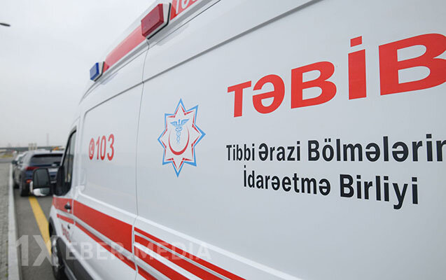 Motosiklet təcili yardım maşınına çırpıldı - Yaralananlar var