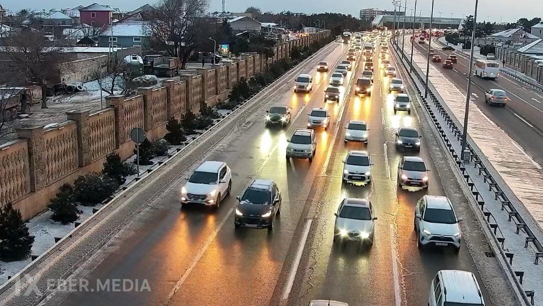 Aeroport şosesi - mərkəz istiqamətində yol buz bağlayıb, nəqliyyatın hərəkəti çətinləşib