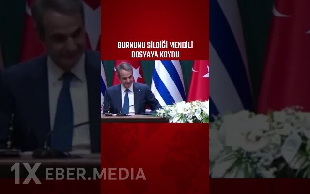 Burnunu sildiyi dəsmalı qovluğa qoydu - VİDEO