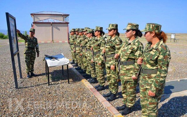 Azərbaycanda qadın hərbçilər üçün MAXE müddəti azaldılır