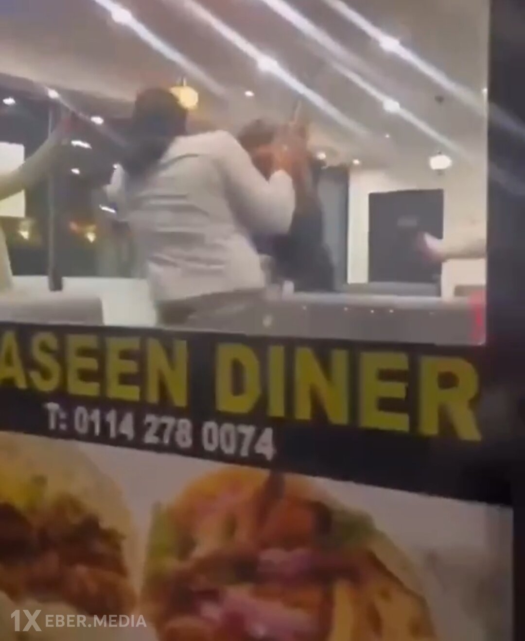 Kababxanada mal əti görən hindular restoranı dağıdıblar-VİDEO